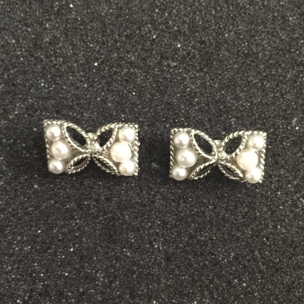 Pearl ribbon silver stud earrings